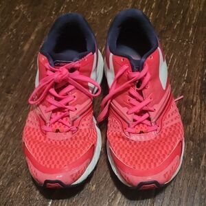 Brooks Pink Athletic Shoes Lightweight Mesh Design